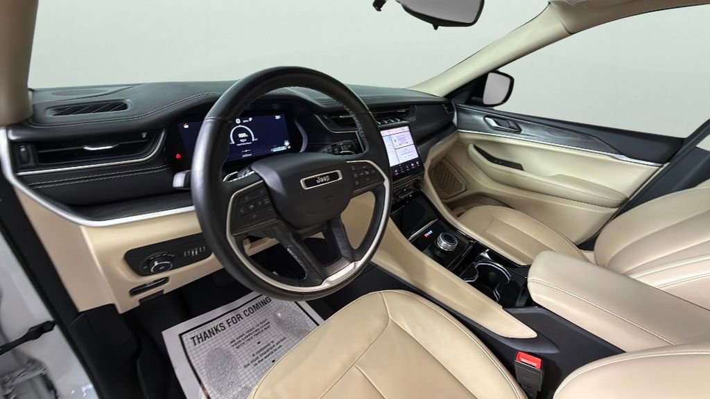 Used 2022 Jeep Grand Cherokee L Limited w/ Black Appearance Package image 18