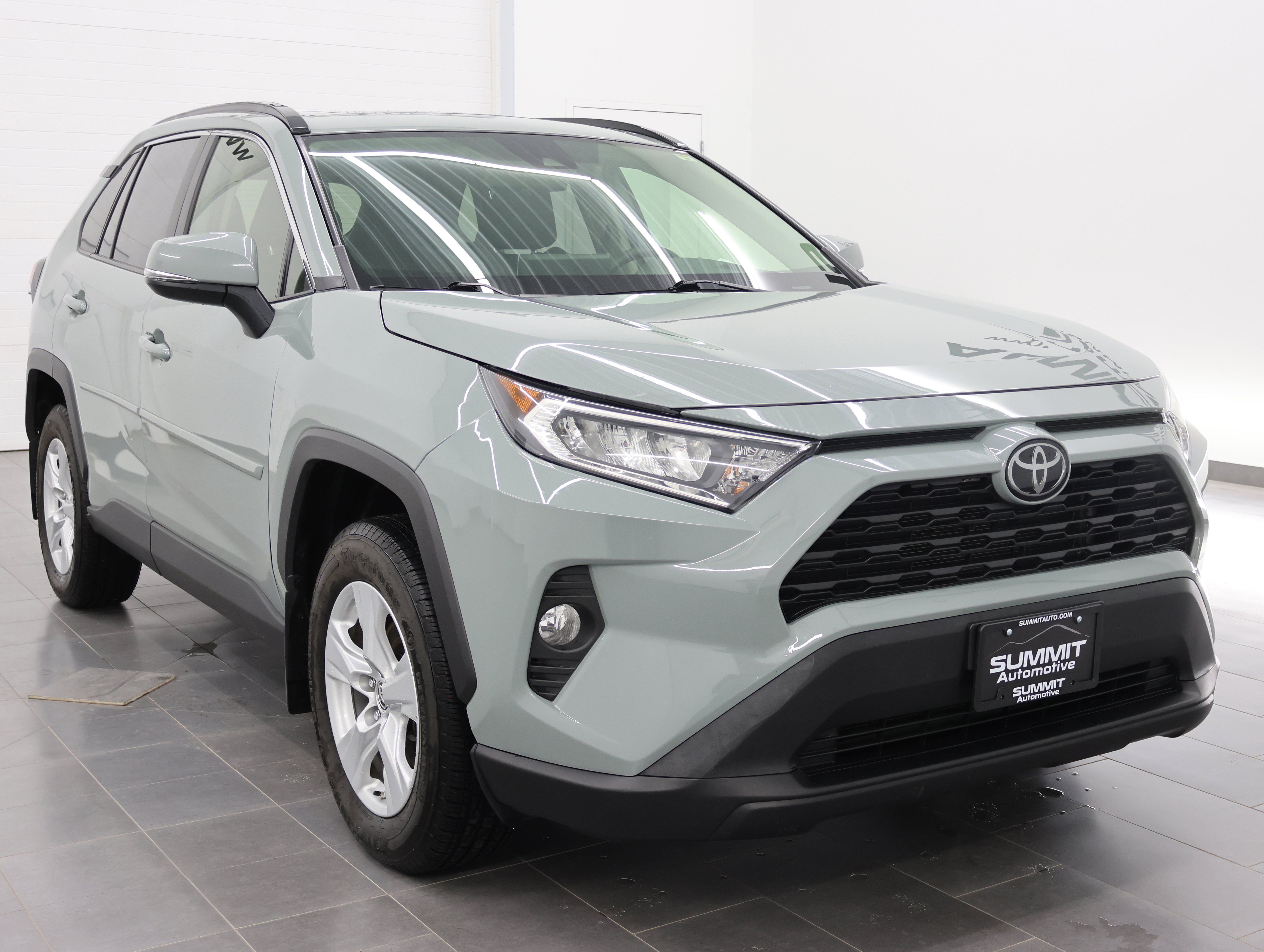 Used 2019 Toyota RAV4 XLE w/ Convenience Package image 2