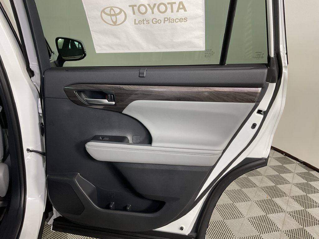 New 2026 Toyota Highlander Platinum AWD/4WD image 21