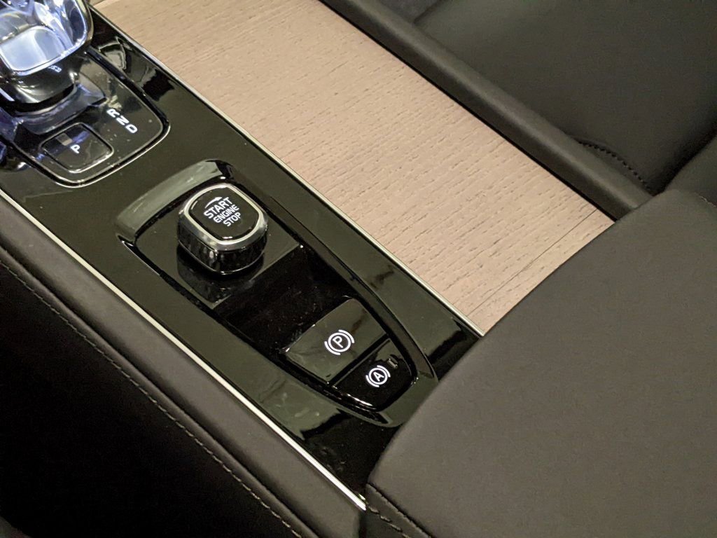 New 2025 Volvo XC90 T8 Core w/ Climate Package image 21