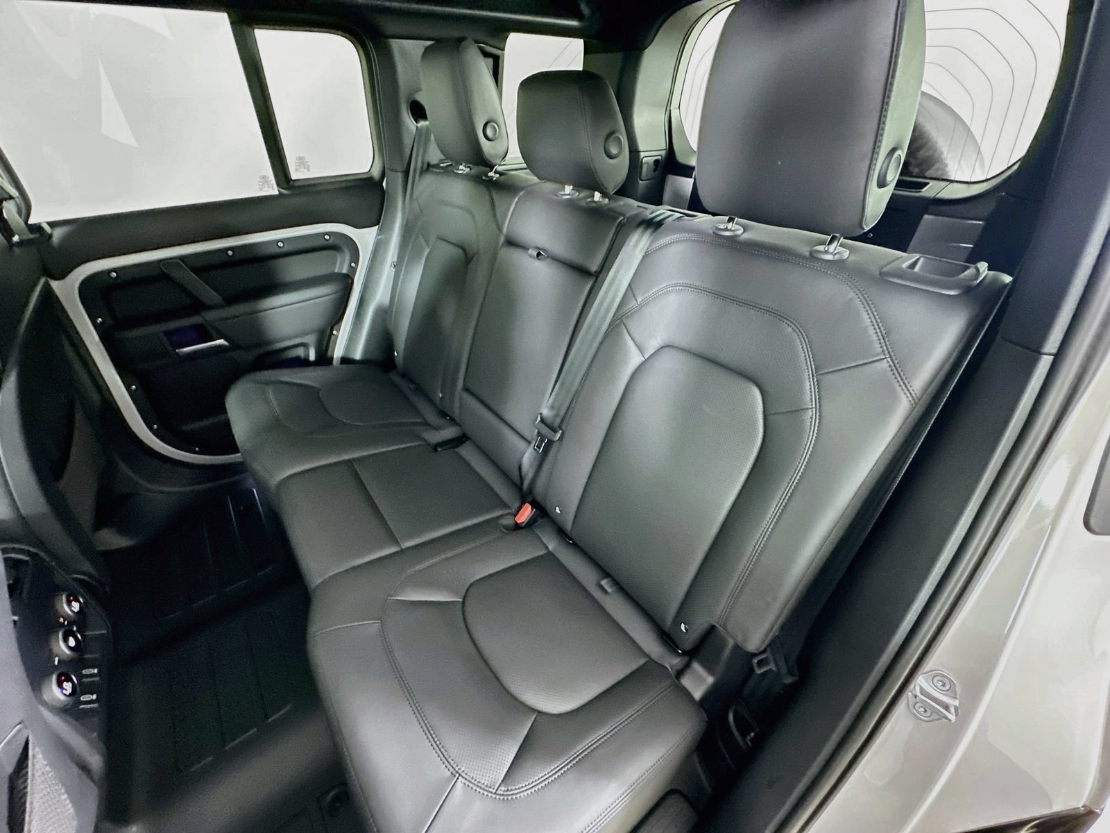 New 2026 Land Rover Defender 110 X-Dynamic SE AWD/4WD image 36