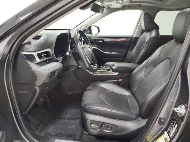 Used 2023 Toyota Highlander Limited image 18