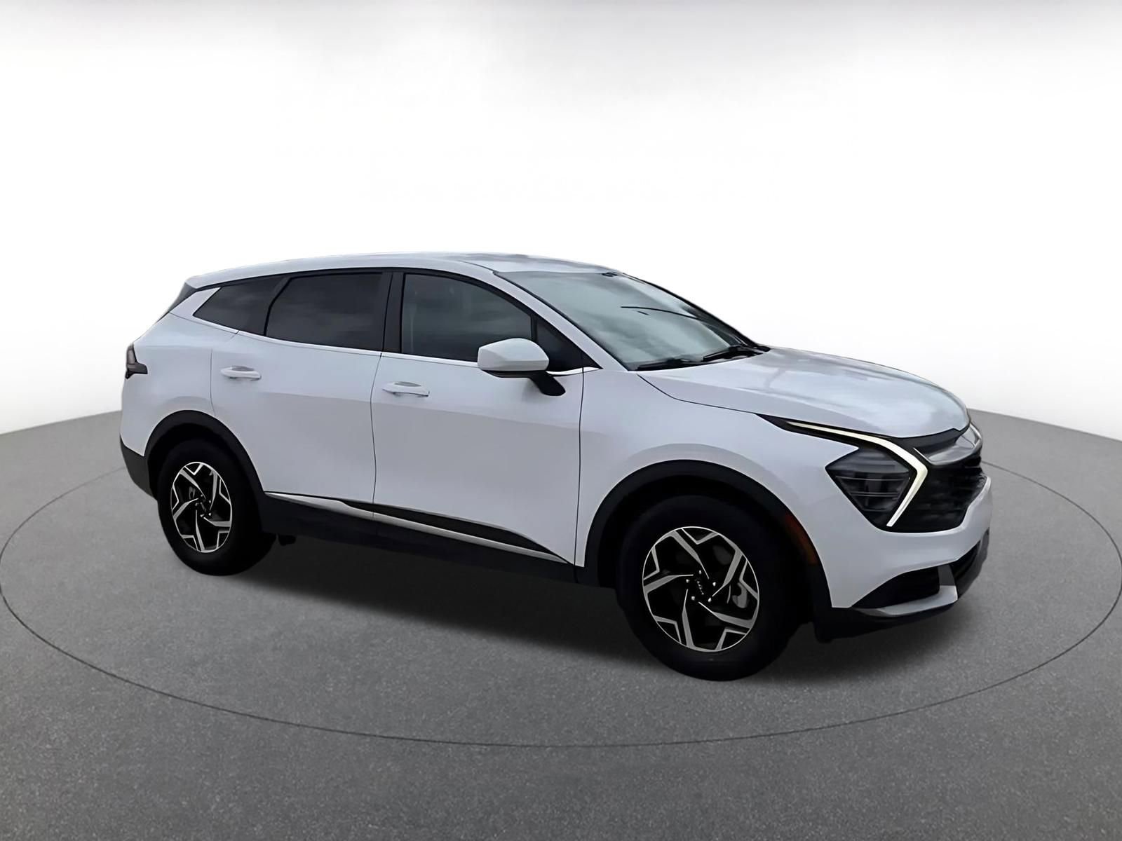 Used 2025 Kia Sportage LX image 3