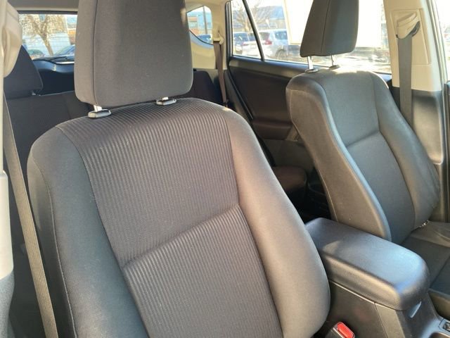 Used 2018 Toyota RAV4 LE image 15
