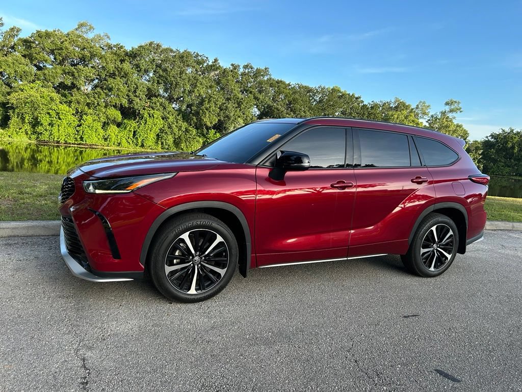 Used 2022 Toyota Highlander XSE FWD image 2