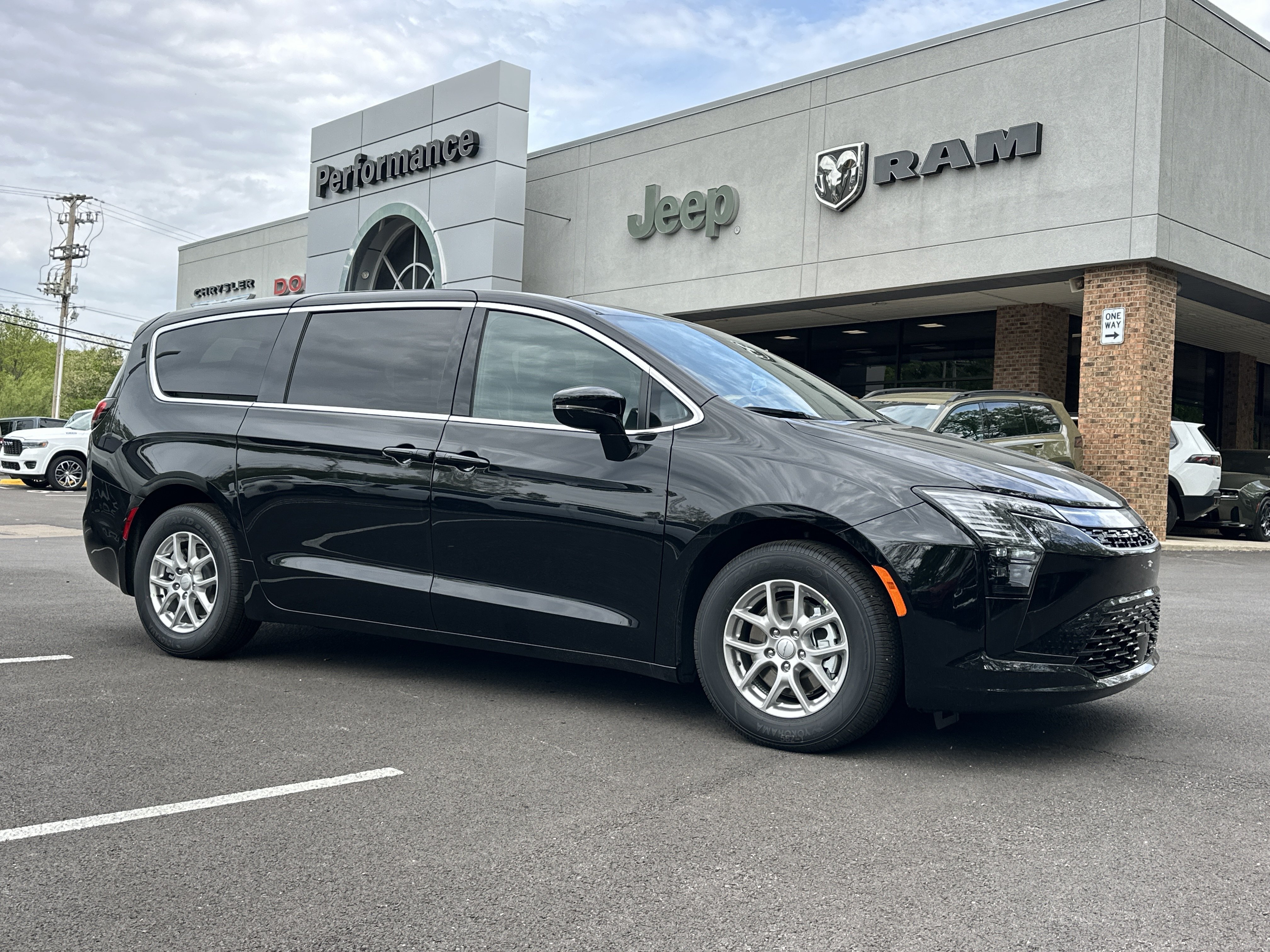 New 2027 Chrysler Pacifica Select FWD image 17