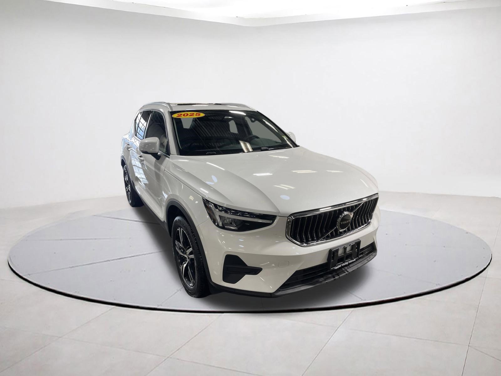 Used 2025 Volvo XC40 B5 Core image 4