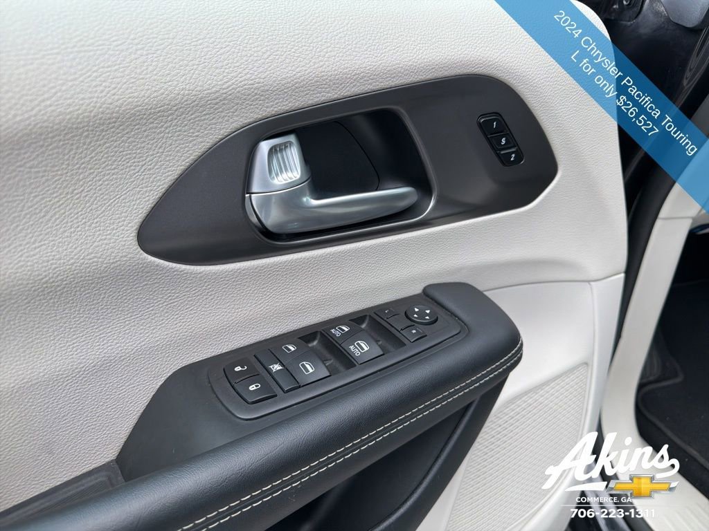 Used 2024 Chrysler Pacifica Touring-L image 16