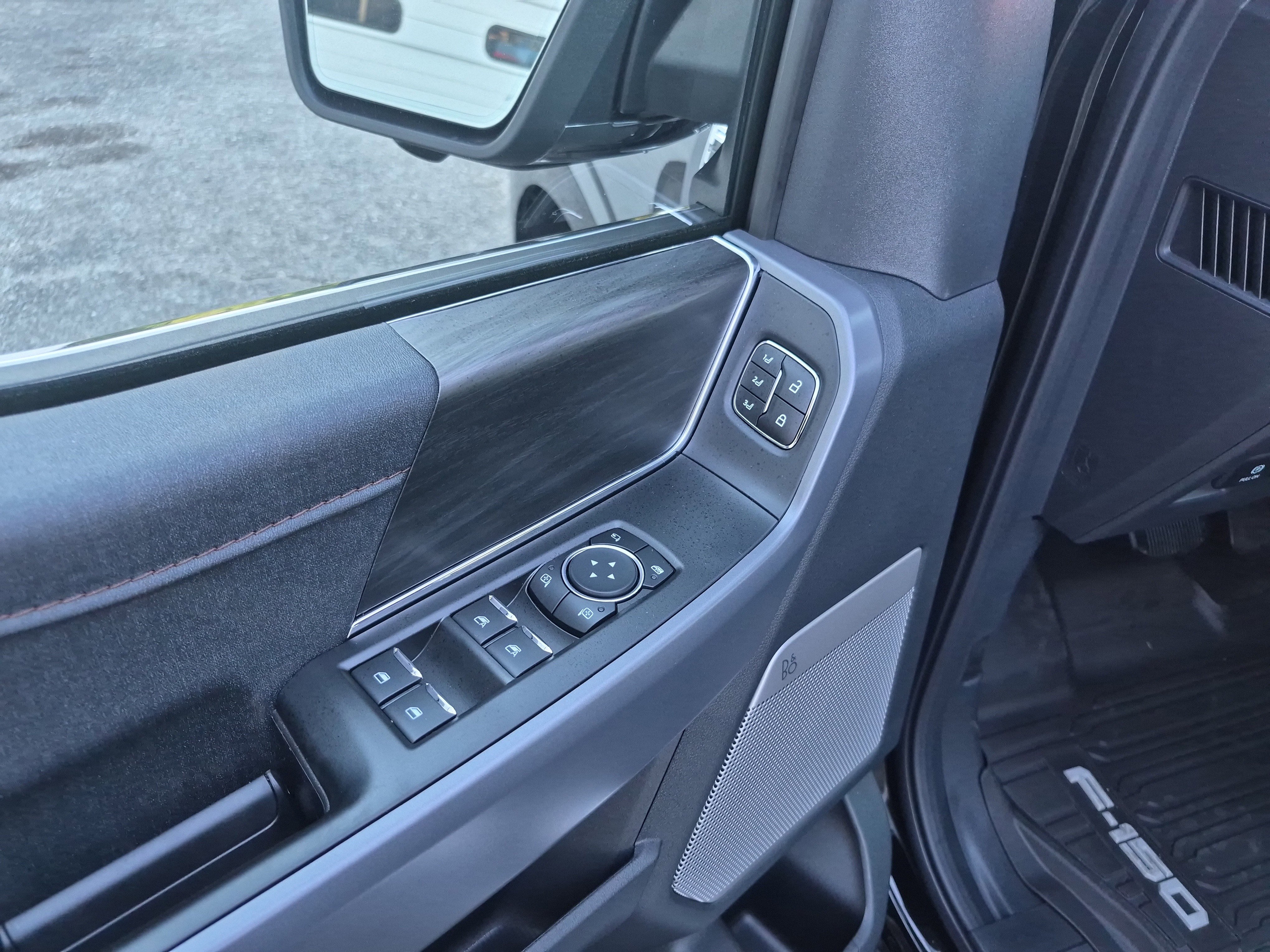 New 2025 Ford F150 Lariat w/ Equipment Group 501A Mid image 13