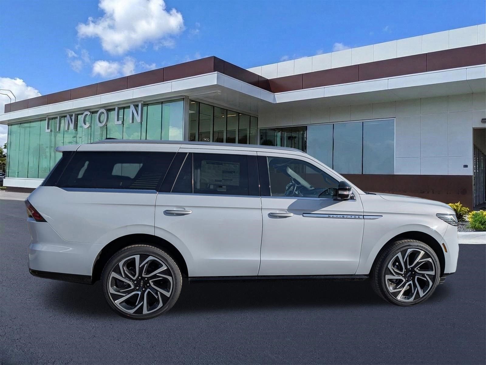 New 2026 Lincoln Navigator Reserve video 3