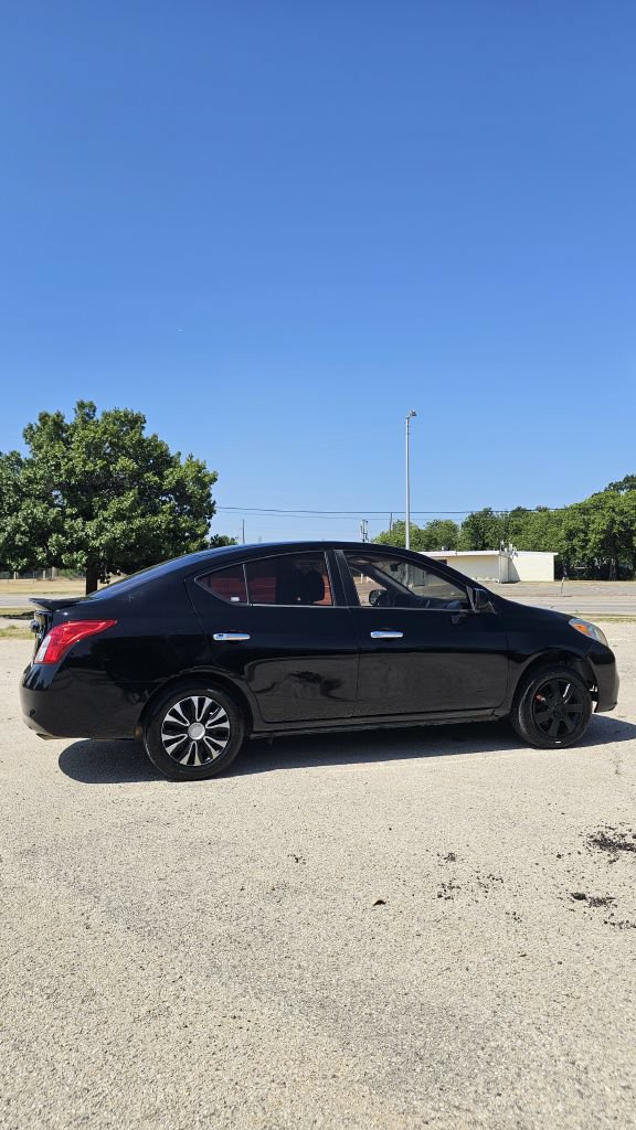 Used 2014 Nissan Versa SV FWD image 3