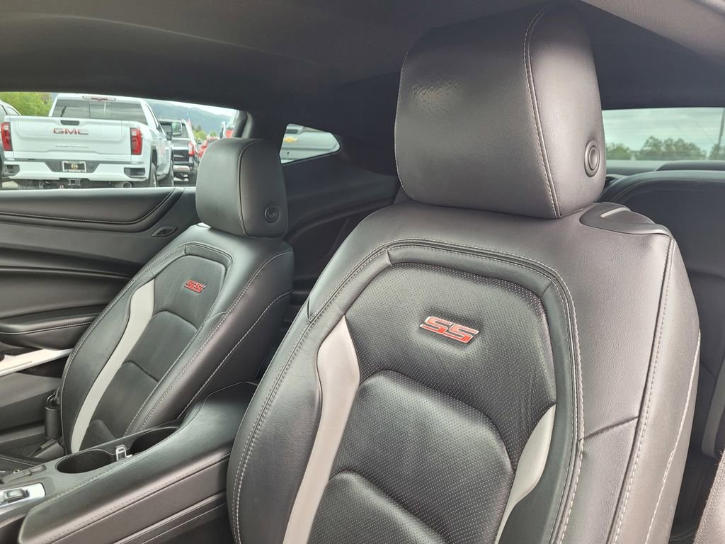 Used 2018 Chevrolet Camaro SS RWD image 14