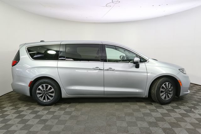 Used 2023 Chrysler Pacifica Touring-L FWD image 14