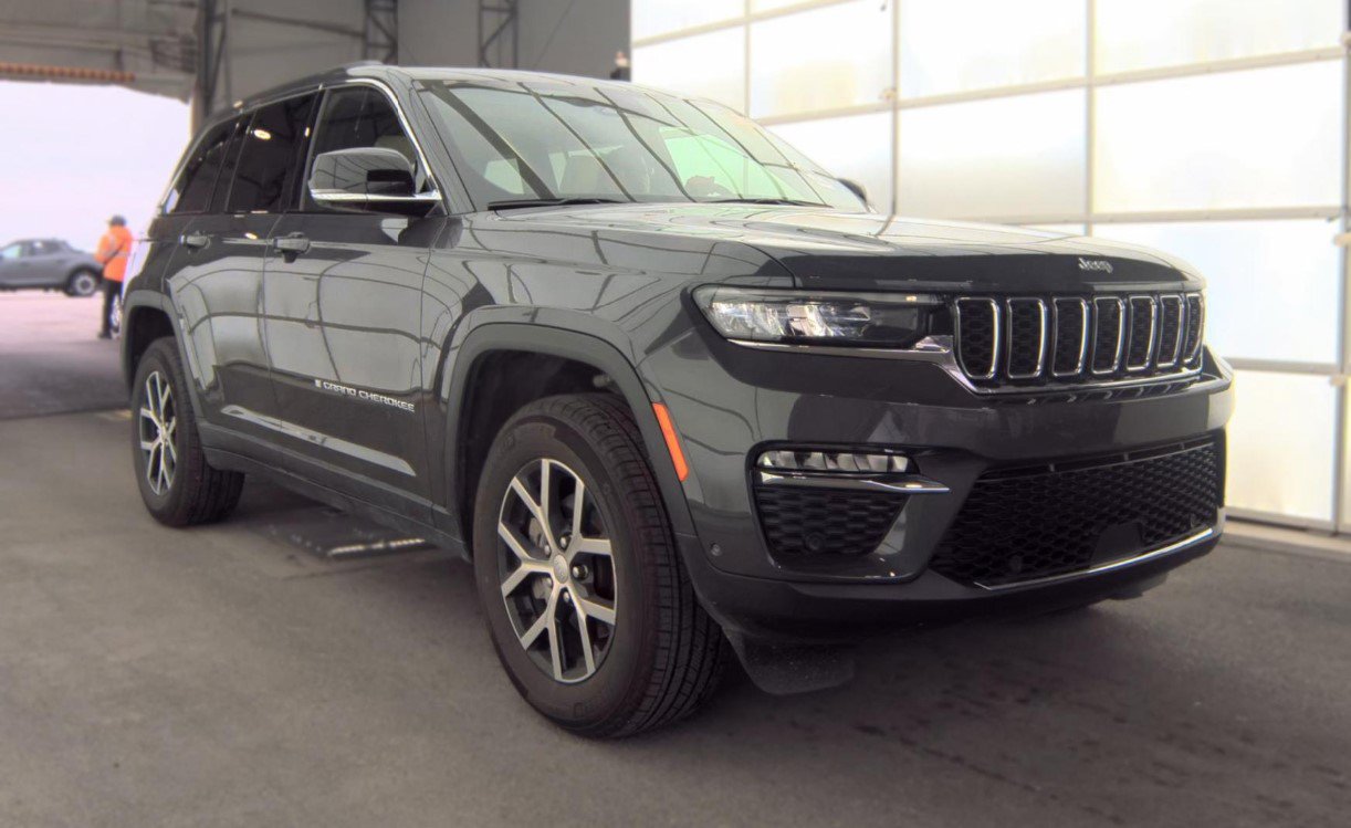 Used 2025 Jeep Grand Cherokee Limited w/ Luxury Tech Group II AWD/4WD image 2