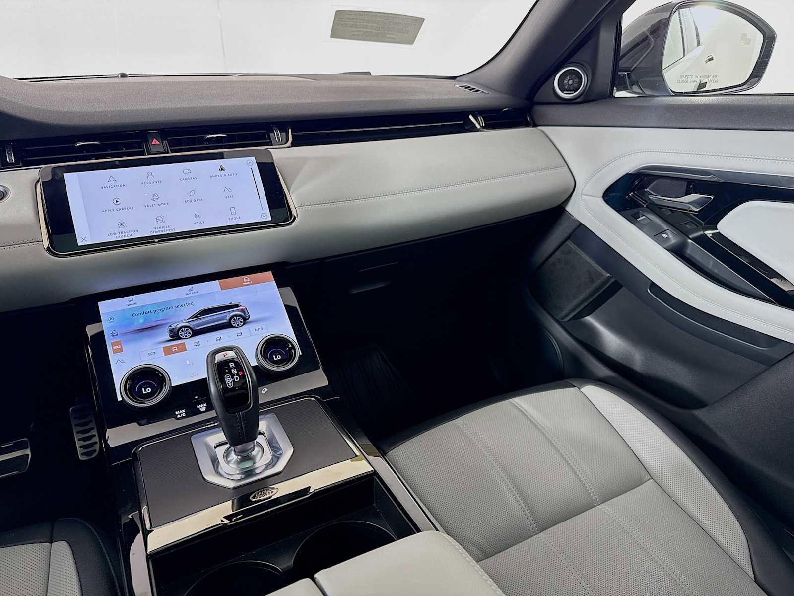 Used 2023 Land Rover Range Rover Evoque R-Dynamic SE image 24