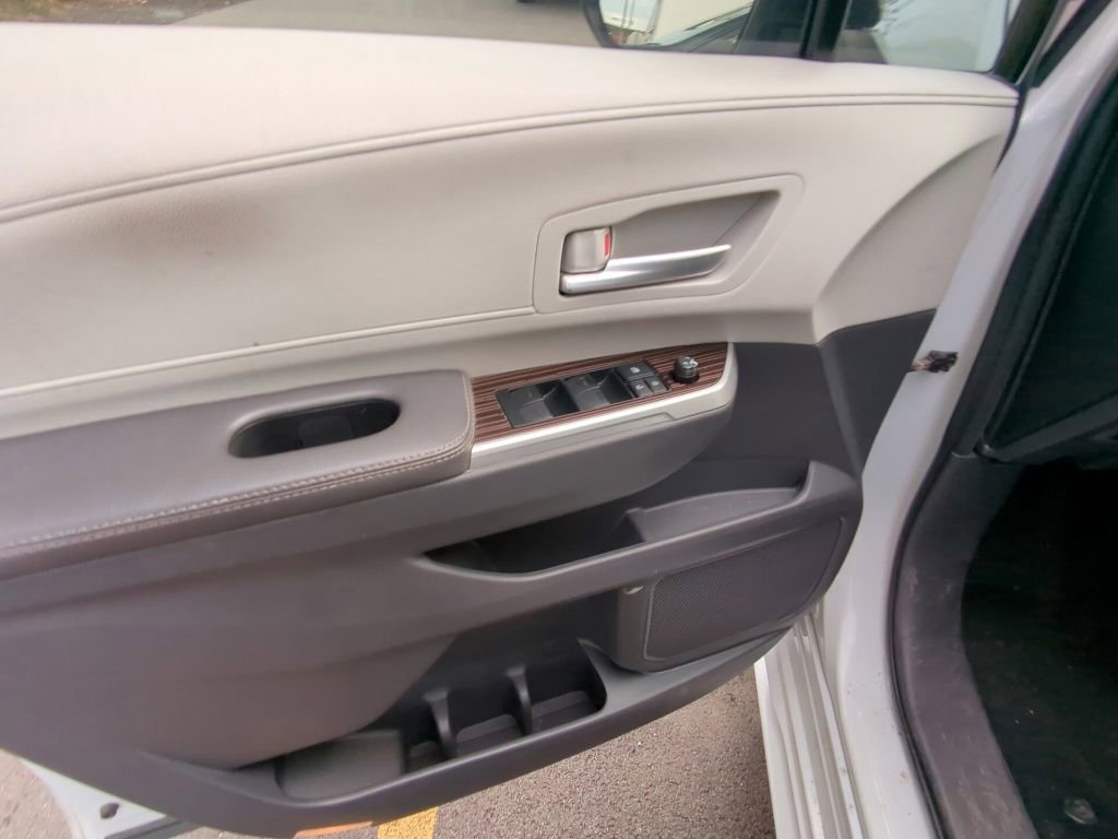 Used 2022 Toyota Sienna XLE AWD/4WD image 8