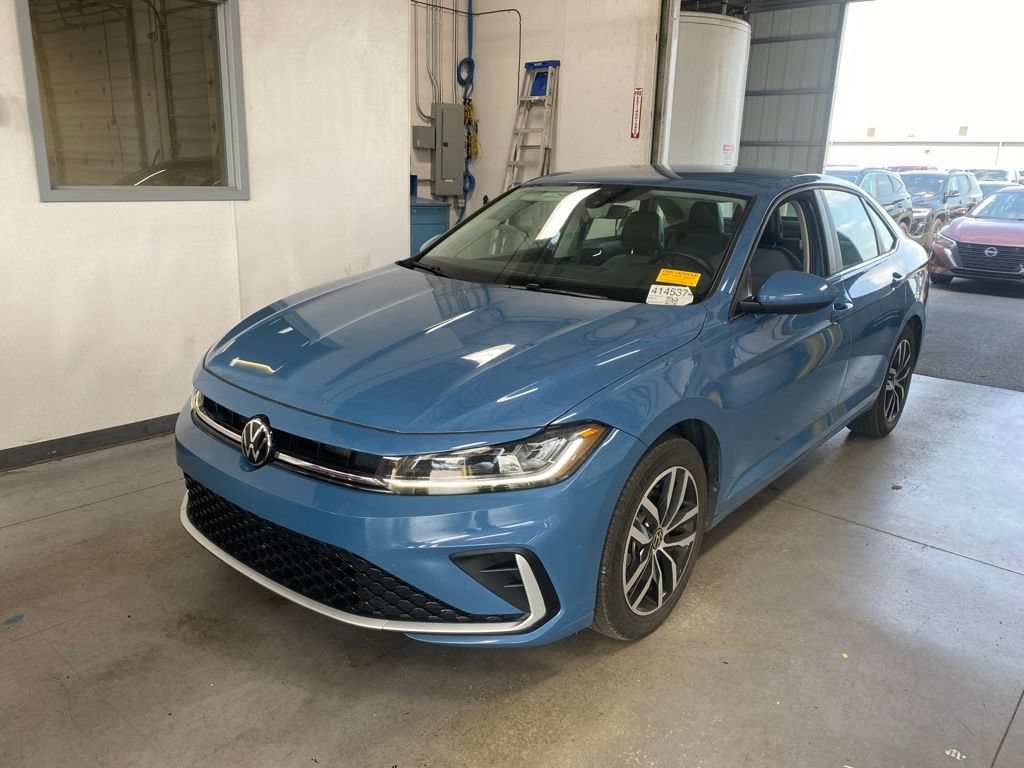 Used 2025 Volkswagen Jetta SE FWD image 2
