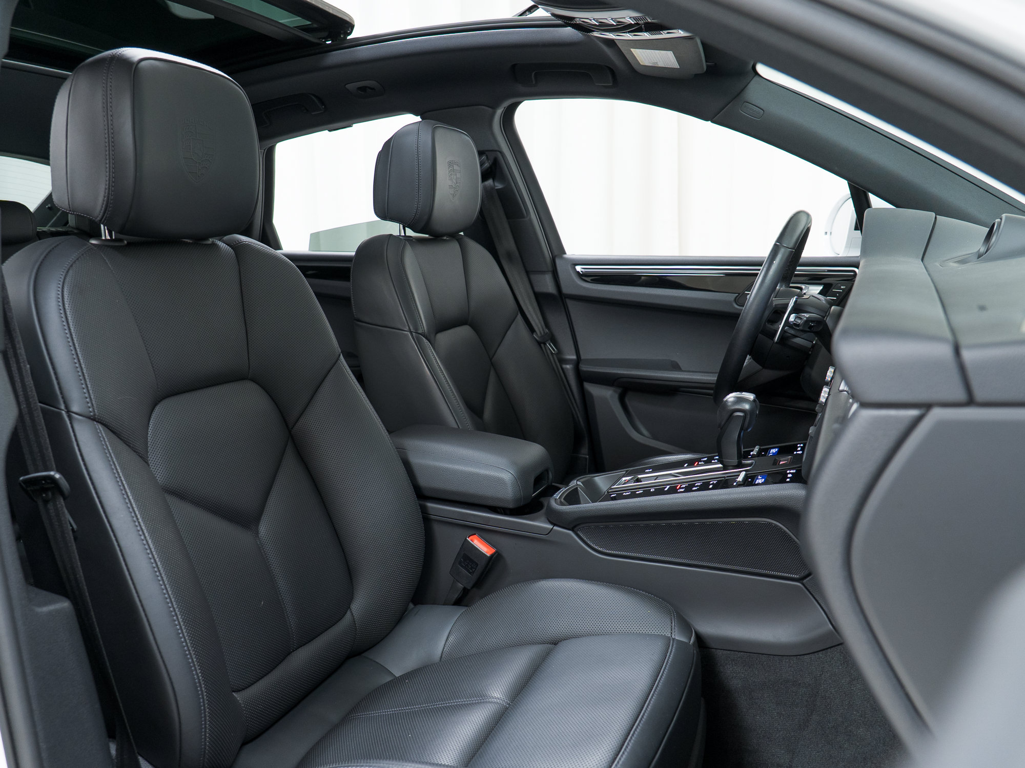 Certified 2023 Porsche Macan AWD/4WD image 26