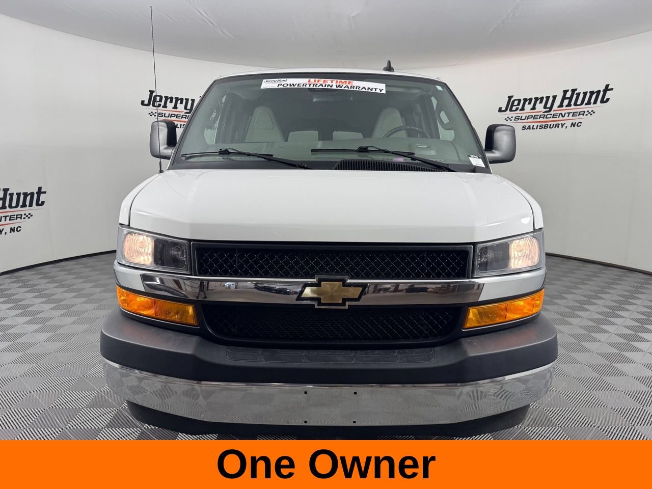 Used 2024 Chevrolet Express 3500 LT w/ LT Preferred Equipment Group RWD image 4