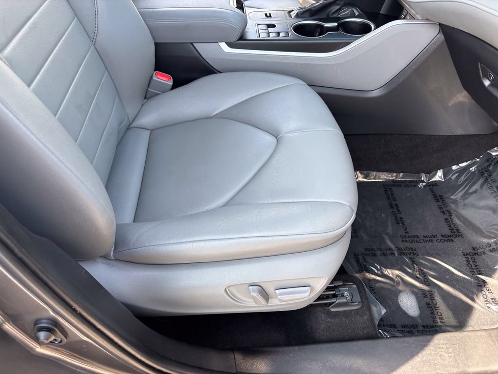 Certified 2024 Toyota Highlander XLE FWD image 40