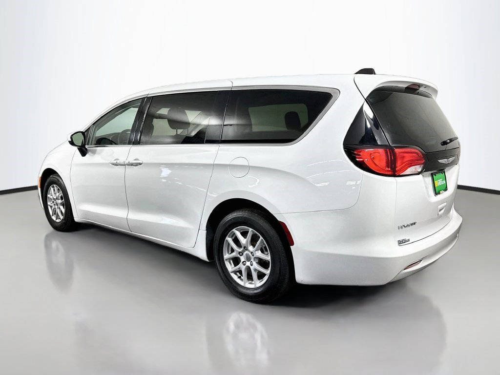 Used 2022 Chrysler Voyager LX FWD image 7