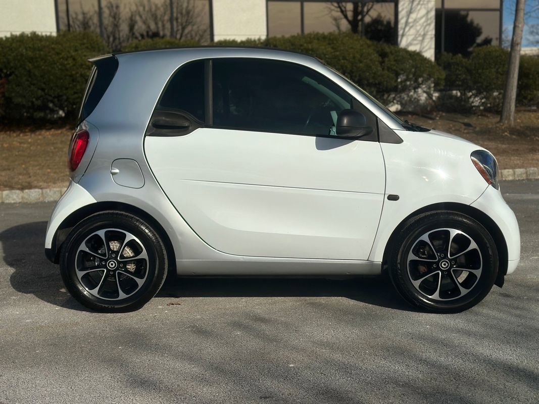 Used 2017 smart fortwo pure image 8