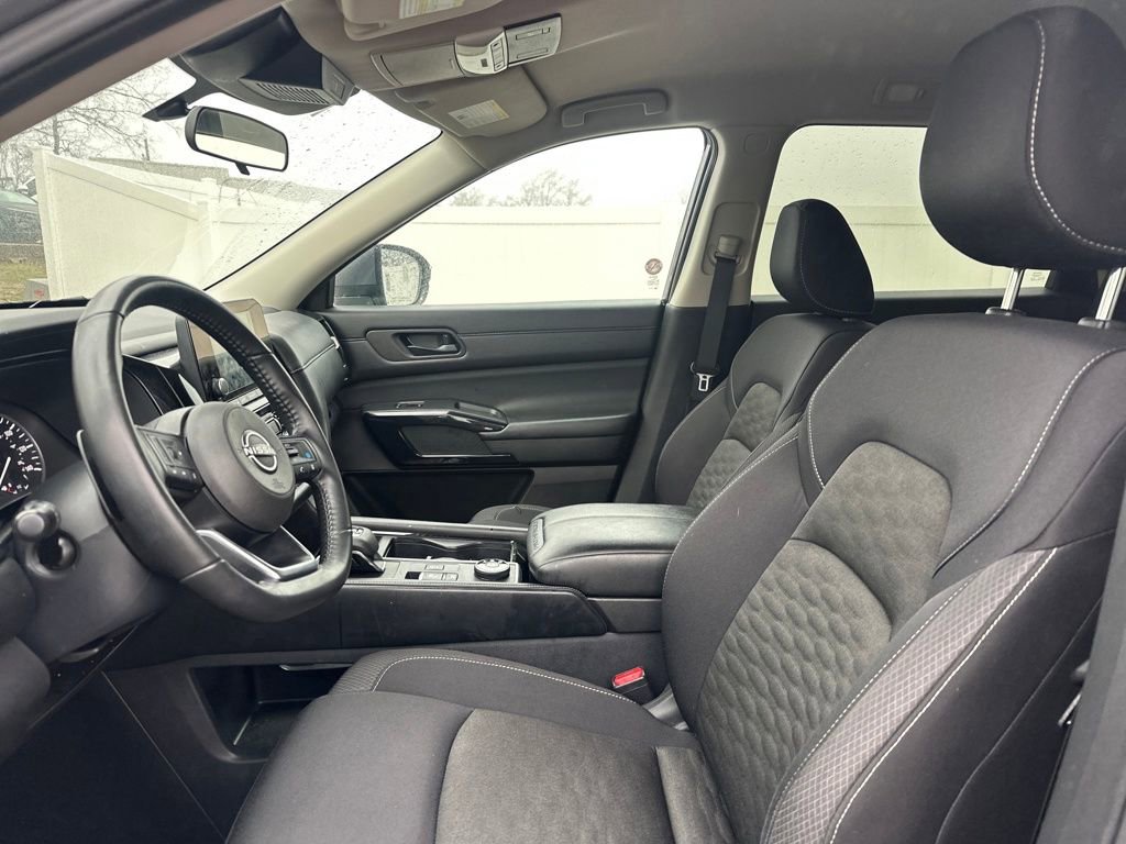 Used 2024 Nissan Pathfinder SV image 13