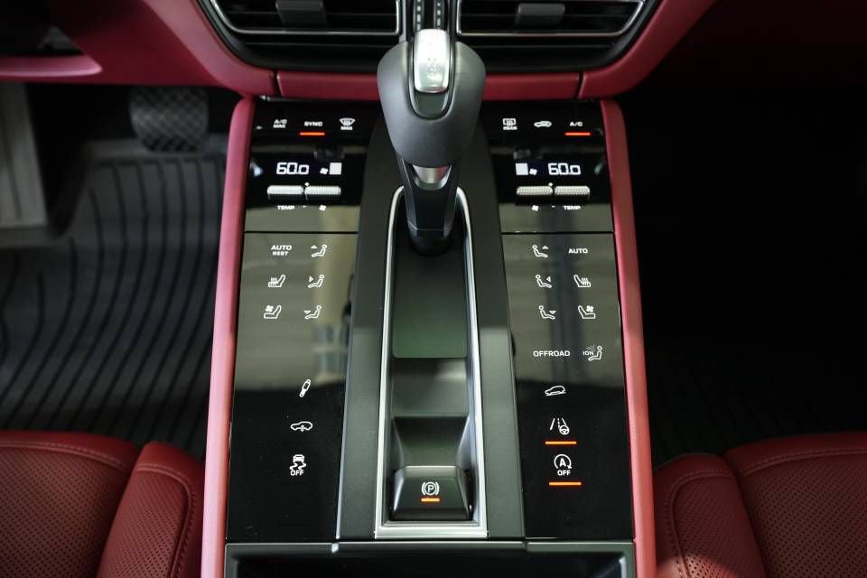 Certified 2025 Porsche Macan Turbo AWD/4WD image 23