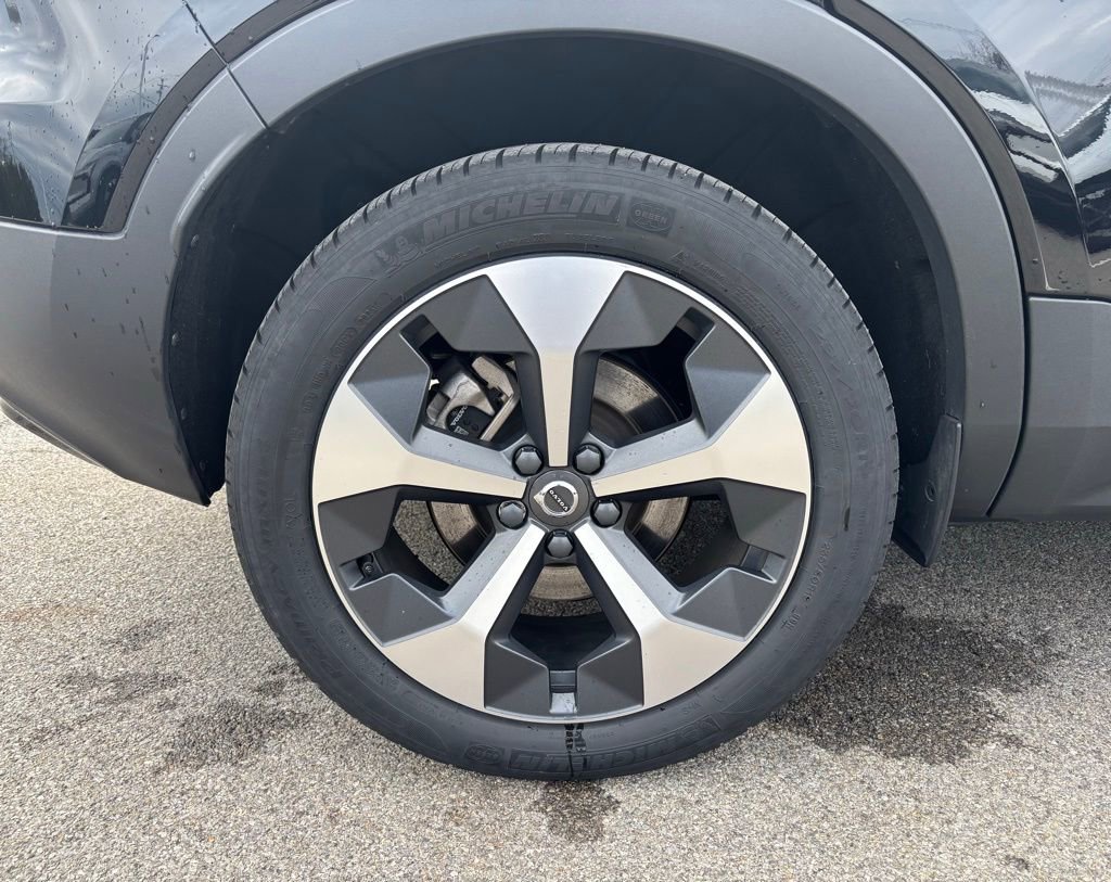 Used 2024 Volvo XC40 B5 Core image 34