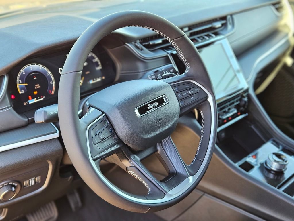 New 2025 Jeep Grand Cherokee Altitude image 18