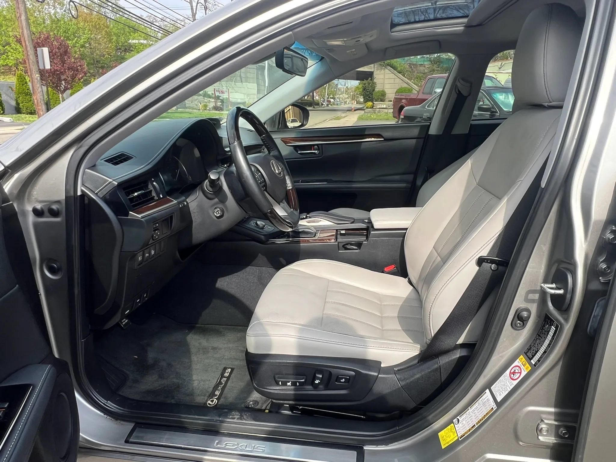 Used 2018 Lexus ES 350 w/ Luxury Package w/Wood Trim FWD image 27