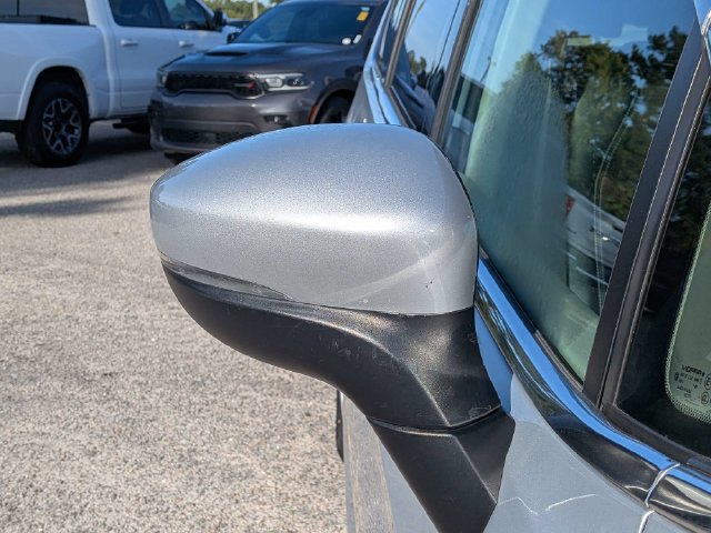 Used 2023 Chrysler Pacifica Touring-L FWD image 10