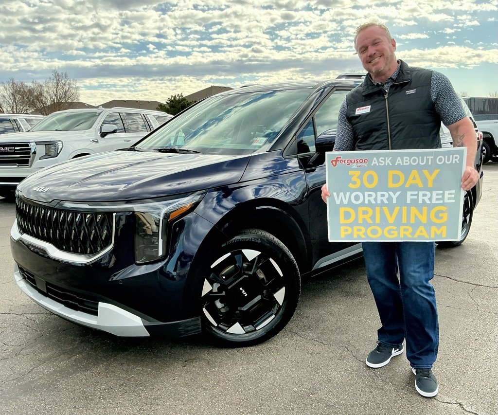 Used 2025 Kia Carnival EX image 1