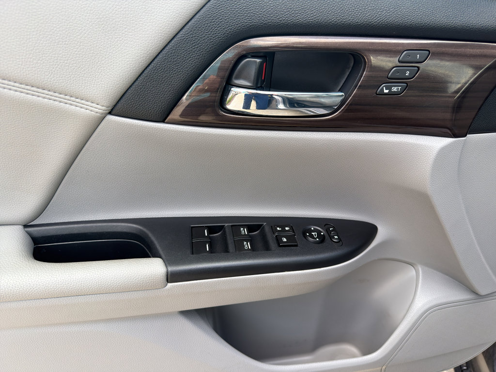 Used 2016 Honda Accord Touring image 14