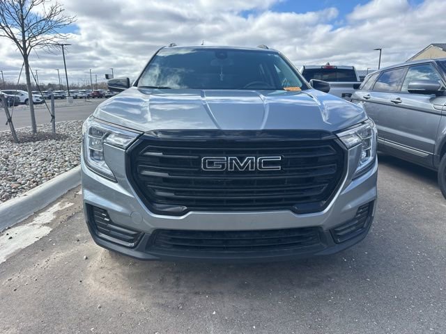 Used 2023 GMC Terrain SLE w/ Driver Convenience Package image 2