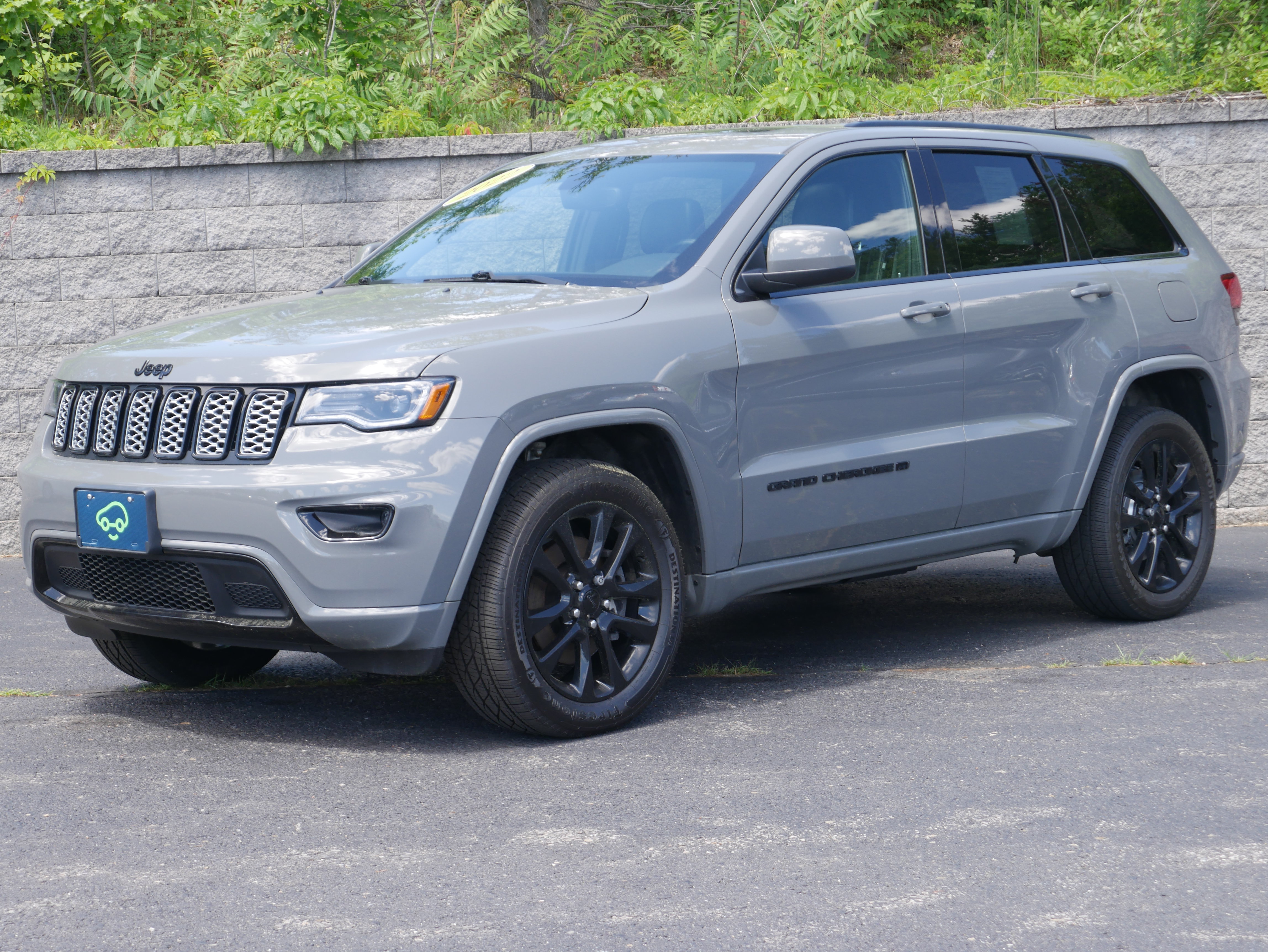 Used 2022 Jeep Grand Cherokee Laredo X AWD/4WD image 1