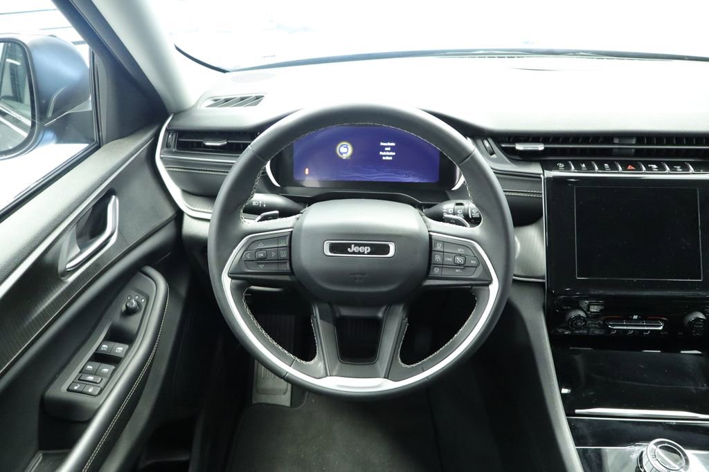 Used 2023 Jeep Grand Cherokee Laredo AWD/4WD image 26