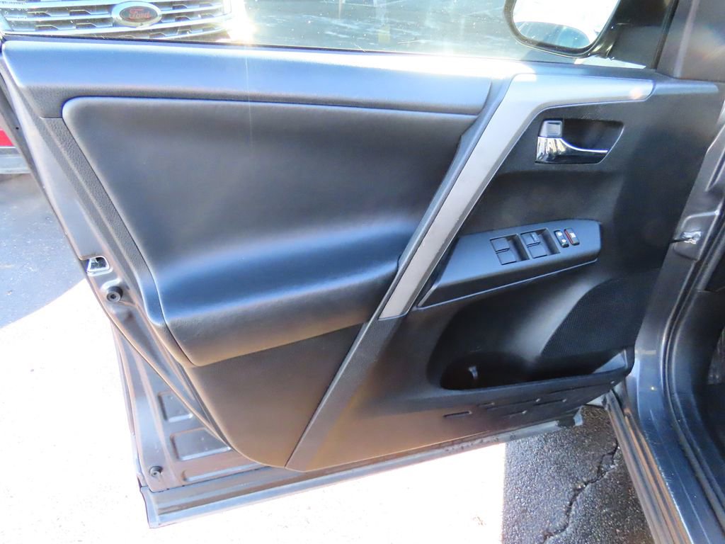 Used 2018 Toyota RAV4 XLE image 22