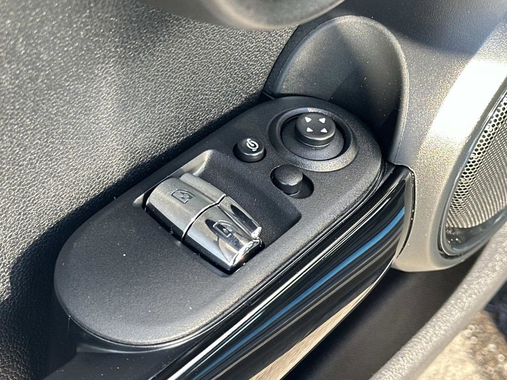 Used 2021 MINI Cooper SE w/ 6.5" Touchscreen Package image 22