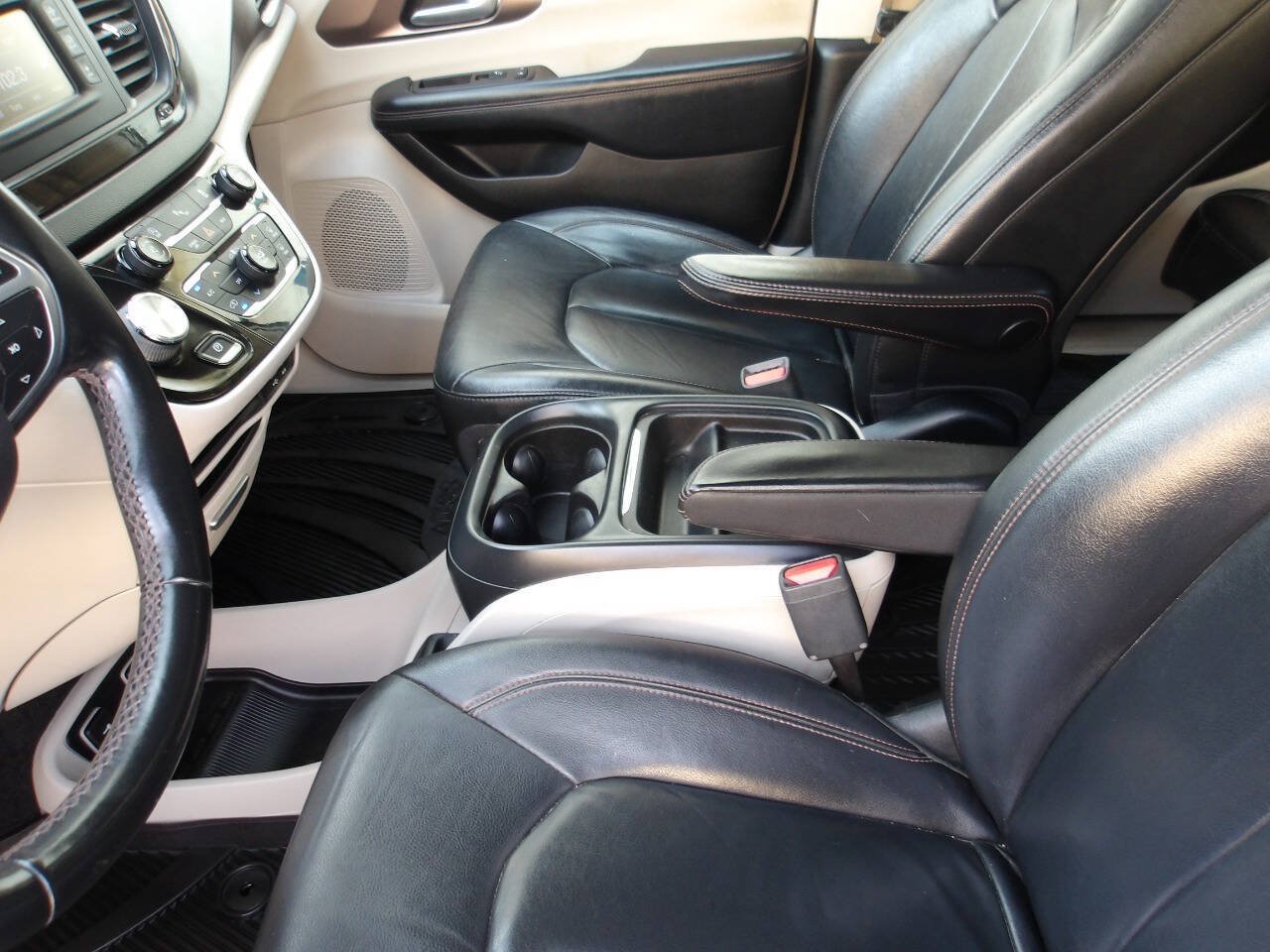 Used 2017 Chrysler Pacifica Touring-L FWD image 16