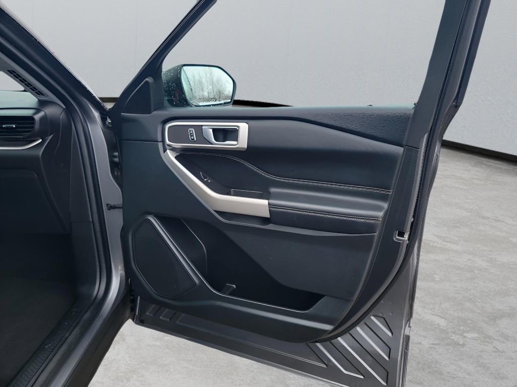 Used 2022 Ford Explorer XLT image 35