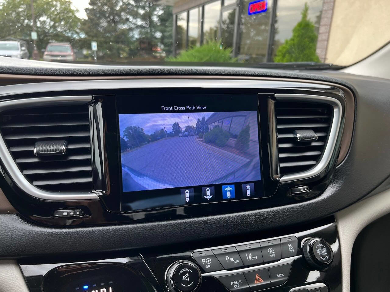 Used 2017 Chrysler Pacifica Touring-L Plus w/ Advanced Safetytec Group image 34