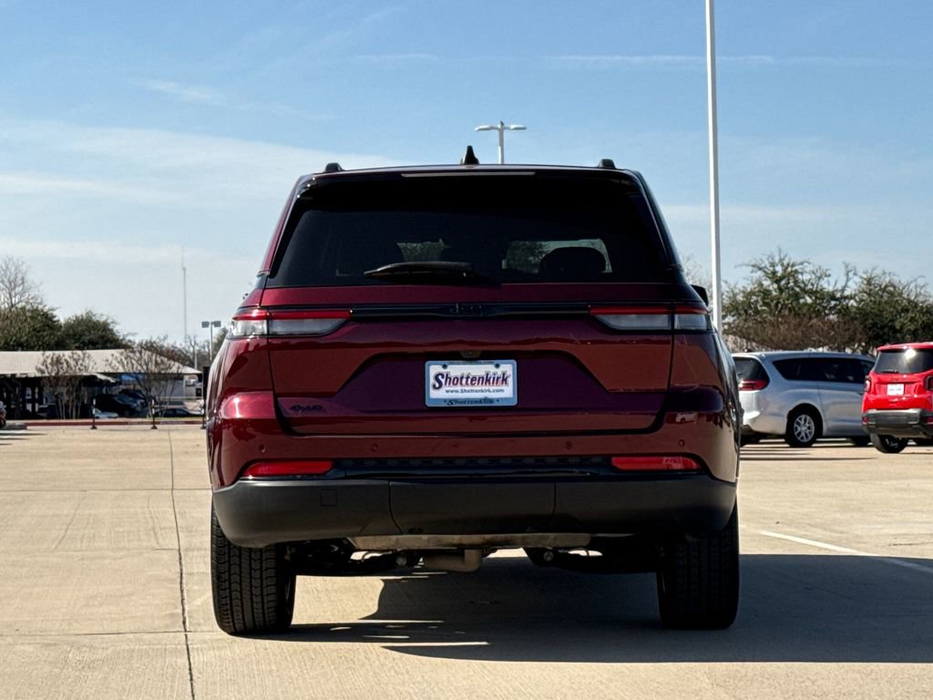 Used 2023 Jeep Grand Cherokee Altitude image 7