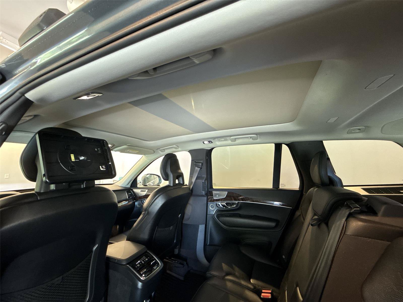 Used 2016 Volvo XC90 T6 Momentum w/ Momentum Plus Package AWD/4WD image 16