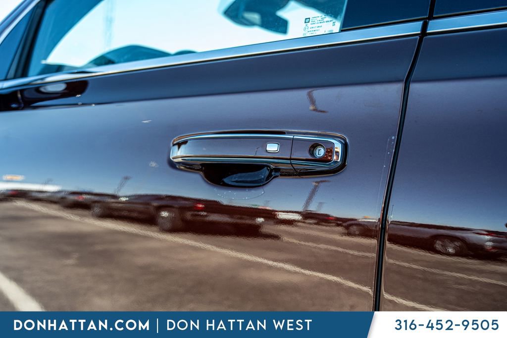 Used 2023 GMC Yukon XL SLT AWD/4WD image 30