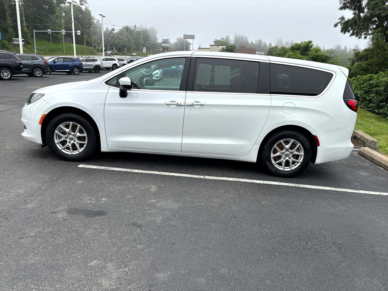 Used 2023 Chrysler Voyager LX image 8