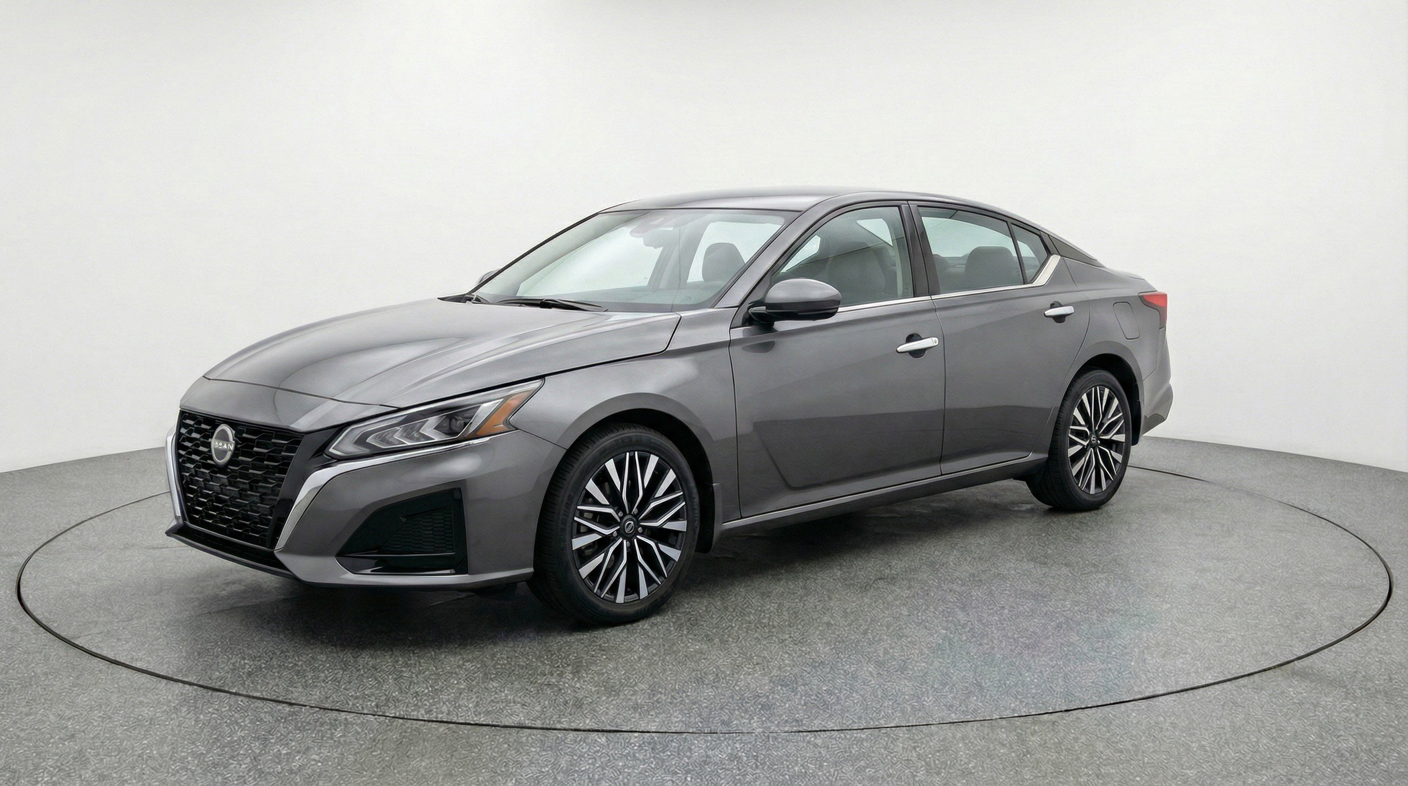 Used 2025 Nissan Altima 2.5 SV FWD image 3