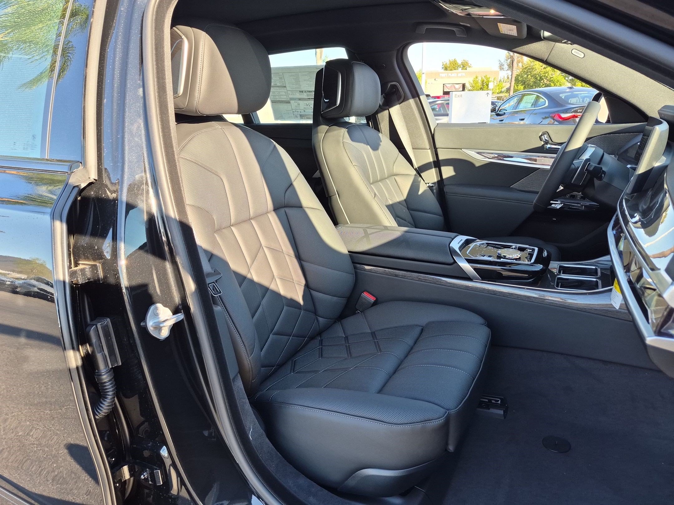 New 2026 BMW 750e xDrive w/ Premium Package AWD/4WD image 33
