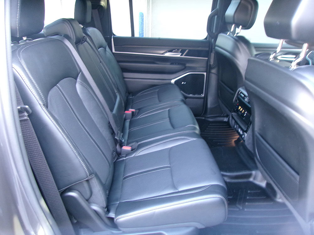 Used 2023 Jeep Wagoneer Series III w/ Premium Group I AWD/4WD image 12