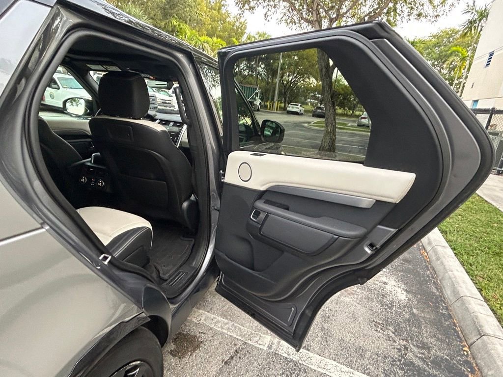 Used 2021 Land Rover Discovery S R-Dynamic image 38